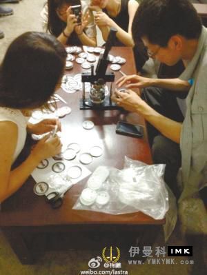 Sichuan University students do volunteers to delay graduation homemade graduation Badges gift news 图2张